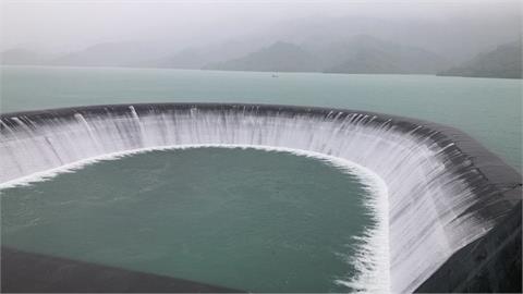 降雨挹注　南化水庫今年首度蓄滿自然溢流