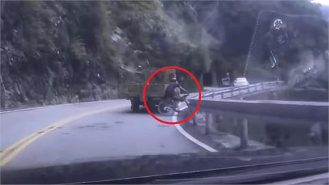 快新聞／行人地獄？阿拉伯遊客「自行車遊太魯閣」　遭貨車擦撞慘摔