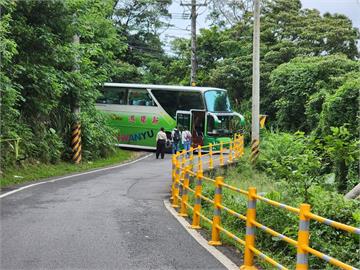 海大鄉土調查遊覽車撞樹　司機5月才出事「害全車走路下山」