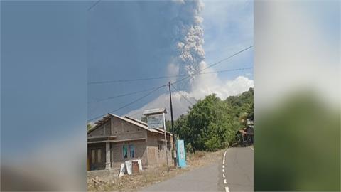 印尼東部火山多次噴發　緊急警告飛機"避開航線"