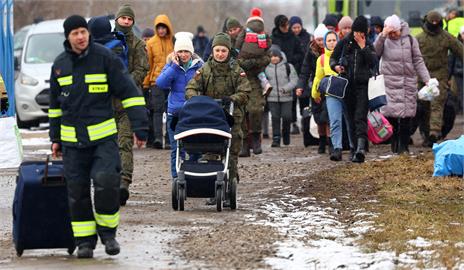 獨自拎娃娃哭著穿越邊境！4歲烏克蘭男童現況曝　波蘭防衛隊：一家平安