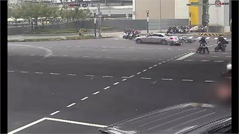 新莊嚴重車禍！　汽車暴衝撞9輛機車釀4傷