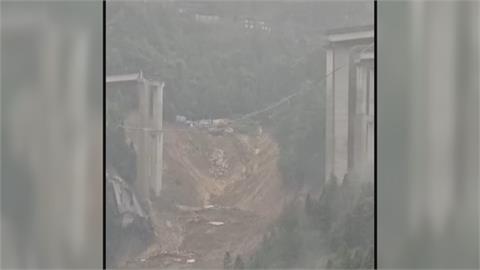 中國貴州公路大橋坍塌 貨車驚見懸在半空