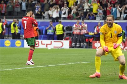 足球／歐國盃葡萄牙PK戰勝驚險晉8強　C羅延長賽12碼沒進自責落淚