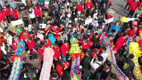 苗栗炸龍震撼登場！　「15條祥龍齊聚玉清宮」打鐵花掀高潮