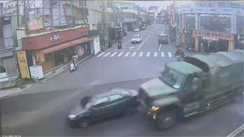 台南永康軍卡疑線道縮減不慎追撞轎車　轎車鈑金凹陷　交通一度受阻