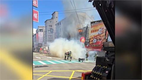 疑電線老舊走火！逢甲商圈店鋪火警　看板掉落險砸消防人員