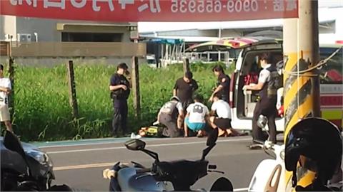 被砍的人倒地，救護車到場急救。（圖／民視新聞翻攝）
