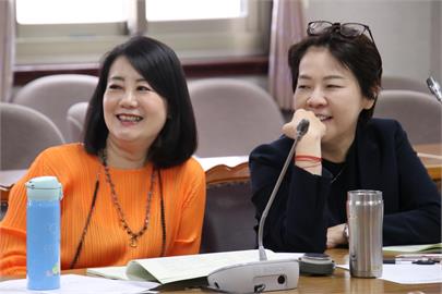 最前線／破冰？黃珊珊與吳思瑤共商法案！綠議員：「雙黃」利益取向不同！