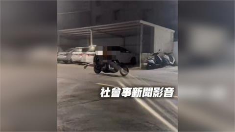 想耍帥？高雄民眾「空中飛人」姿勢騎車　還違法改裝、逆向蛇行