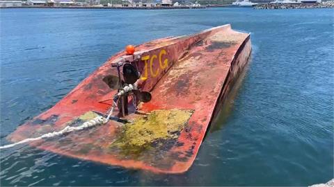 ４年前火燒船損毀被尋獲！　漁業署派船拖回蘇澳港