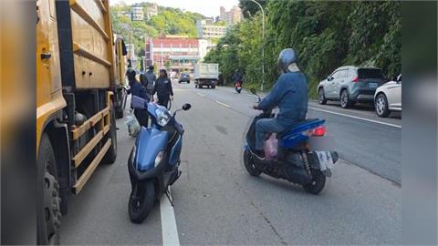 丟完垃圾直接迴轉! //基隆垃圾收集點車禍頻傳