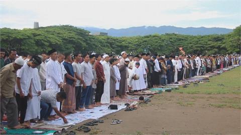 慶宰牲節印尼禮拜人數壯觀　麥拉朝聖「丟惡魔石頭」儀式人潮大增