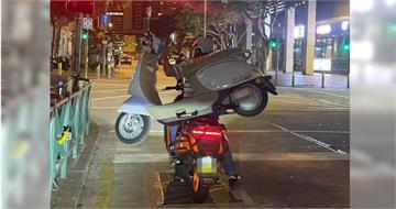 奇觀！男騎機車「後座載機車」　路人嚇一跳：不可能的任務