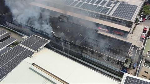 快新聞／居民注意！台中工廠狂燒竄黑煙　「屋頂焦黑」畫面曝光