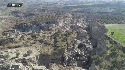 震撼！　強震過後　土耳其地裂出現200公尺寬大峽谷