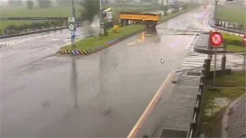 打滑釀撞！　台中公車「打水漂撞牆」　苗栗砂石車失控卡分隔島