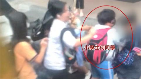 制伏公車暴走婦人！　小學生無懼衝前線　替挨打女大生解圍