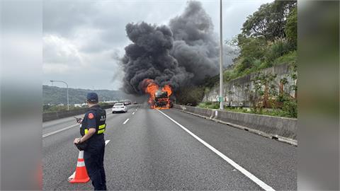 快新聞/國1五楊高架段客運突起火 急疏散25人釀3傷