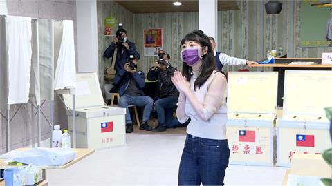 遭嗆唱歌難聽　高嘉瑜投票後大唱《心花開》