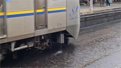 台南大雷雨開炸！　永康馬路淹成河合力推車脫困