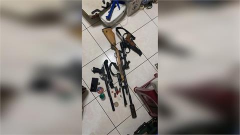 快新聞／不滿幼稚園吵！男子竟持空氣槍射牆「彈痕累累」　滿地槍枝畫面曝光