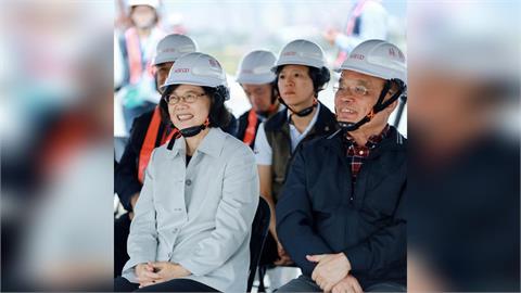 快新聞/合體參訪淡江大橋!任內沒什麼颱風原因曝? 蔡英文笑虧「護國院長比較兇」