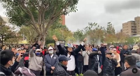 快新聞／民眾黨「護民主、反威權」誓師大會 　男女老少手比倒讚狂嗆「黃國昌下台！」