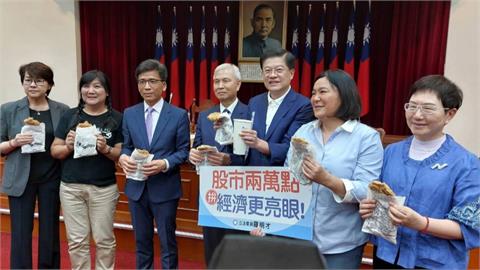 台股市站穩2萬點"像飛雞"　羅明才請財經3巨頭吃雞排喝珍奶