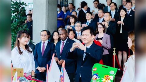 快新聞／外交部中元普渡國際味濃　林佳龍送「超大包乖乖」分享台灣祝福