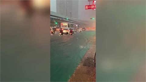 雷雨炸板橋！　華江橋機車道變滑水道　馬路慘淹水