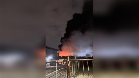 快新聞／暗夜大火！北市社子島回收廠陷火海　烈焰竄天畫面曝