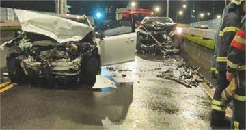 北市市民高架深夜驚悚車禍！2車對撞車頭全毀　2人受傷急送醫