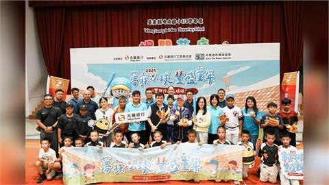 延續台東棒球傳教士精神！陳瑩.莊瑞雄攜手企業捐贈迷你棒球球具