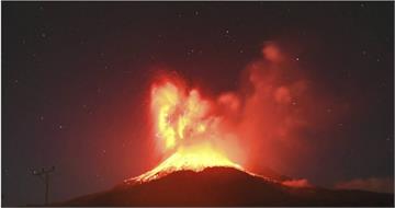 印尼勒沃托比火山再度劇烈噴發！火山灰衝上6公里　警戒升最高旅客航班全面受影響