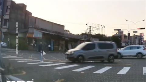 彰化路口車輛「全不讓」　行人走斑馬線險遭撞