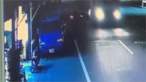 驚險瞬間！7旬騎士撞曳引車後輪 幸運閃過奪命輪