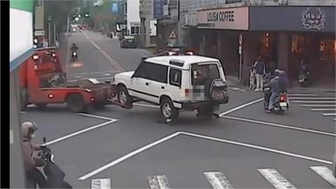慘了！宜蘭拖吊車拖吊違規車輛「脫鉤」　名車撞護欄毀損