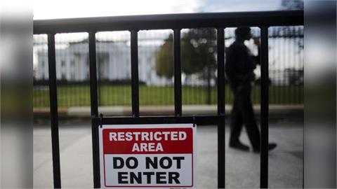 最新／想幹麼？廂型車衝撞華府白宮管制區路障　涉案駕駛遭拘留