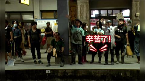 連假累積逾6萬人花蓮清淤　受災戶為鏟子超人洗雨鞋
