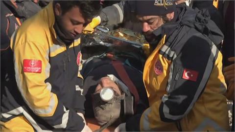 仍有人獲救！土耳其震災後198小時　一對兄弟獲救送醫 
