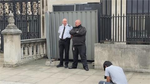 班克西新作現倫敦街頭！　諷英打壓挺巴抗議遭黑布遮住