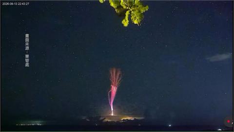 罕見"向上放電"現象 ! 台東鏡頭君拍下紅色巨大噴流