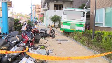 蘆洲公車撞上人行道 機車連環撞成廢鐵