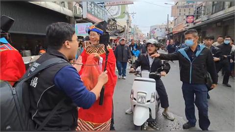 快新聞／嗆黃國昌臭俗辣！阿伯險被志工往嘴塞糖果　彰化議員參選人道歉了