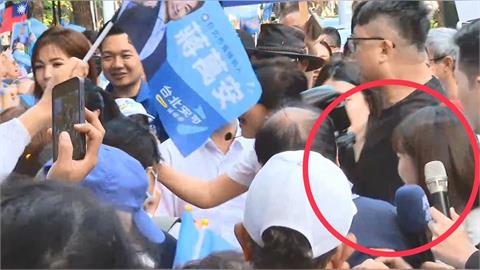 快新聞／蔣萬安陣營耍流氓？攝影師竟凶狠撞飛《民視》女記者　離譜畫面曝光了