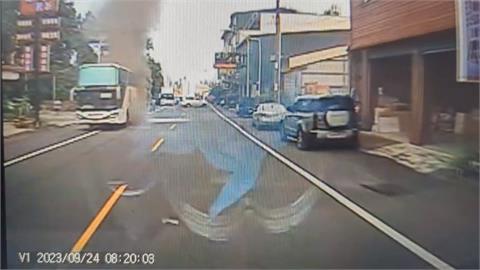 遊覽車不明原因冒煙起火　40名乘客驚險逃出無人傷亡
