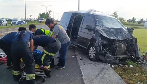 快新聞／台東箱型車載7學生上課途中「撞上迴轉車」　駕駛傷重不治