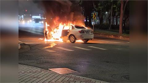 擦撞公車後撞上女騎士 轎車冒煙起火 熱心路人搶救駕駛