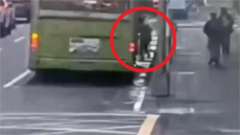 恐怖！北市八德路「公車輾斃婦人」業者急回應　監視器畫面曝光了